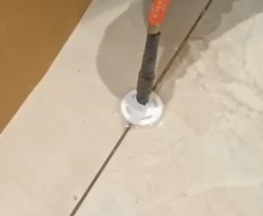 昌邑瓷砖空鼓维修公司专业解答瓷砖在铺贴过程中，如果没有涂抹均匀到位的粘结材料（如水泥砂浆或瓷砖胶），可能会导致以下问题
