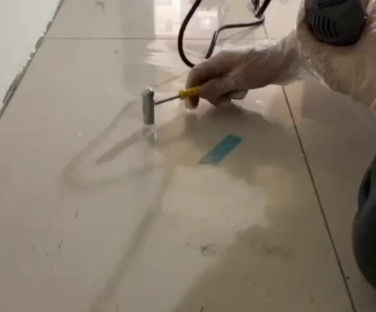 昌邑瓷砖开裂维修公司专业分享瓷砖在铺贴前如果没有沥干水分，将会导致以下问题
